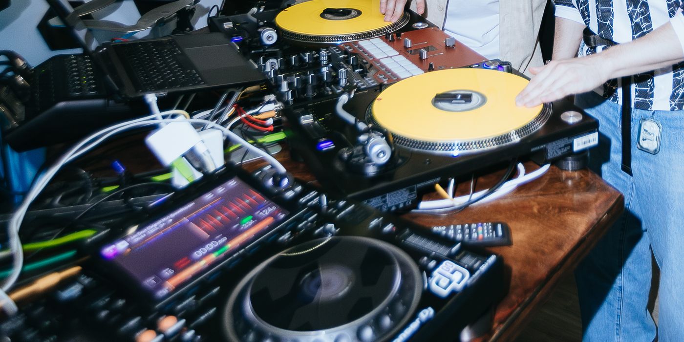 Экран CDJ в студии школы: трек на 124 BPM. Фото Scratch DJ School.