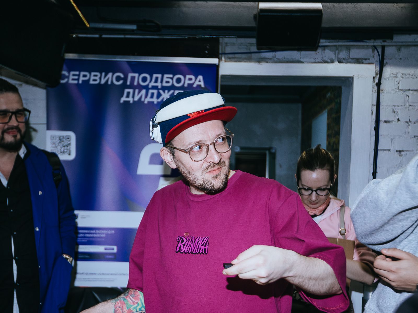 Диджей с флешкой перед сетом в студии Scratch DJ School.