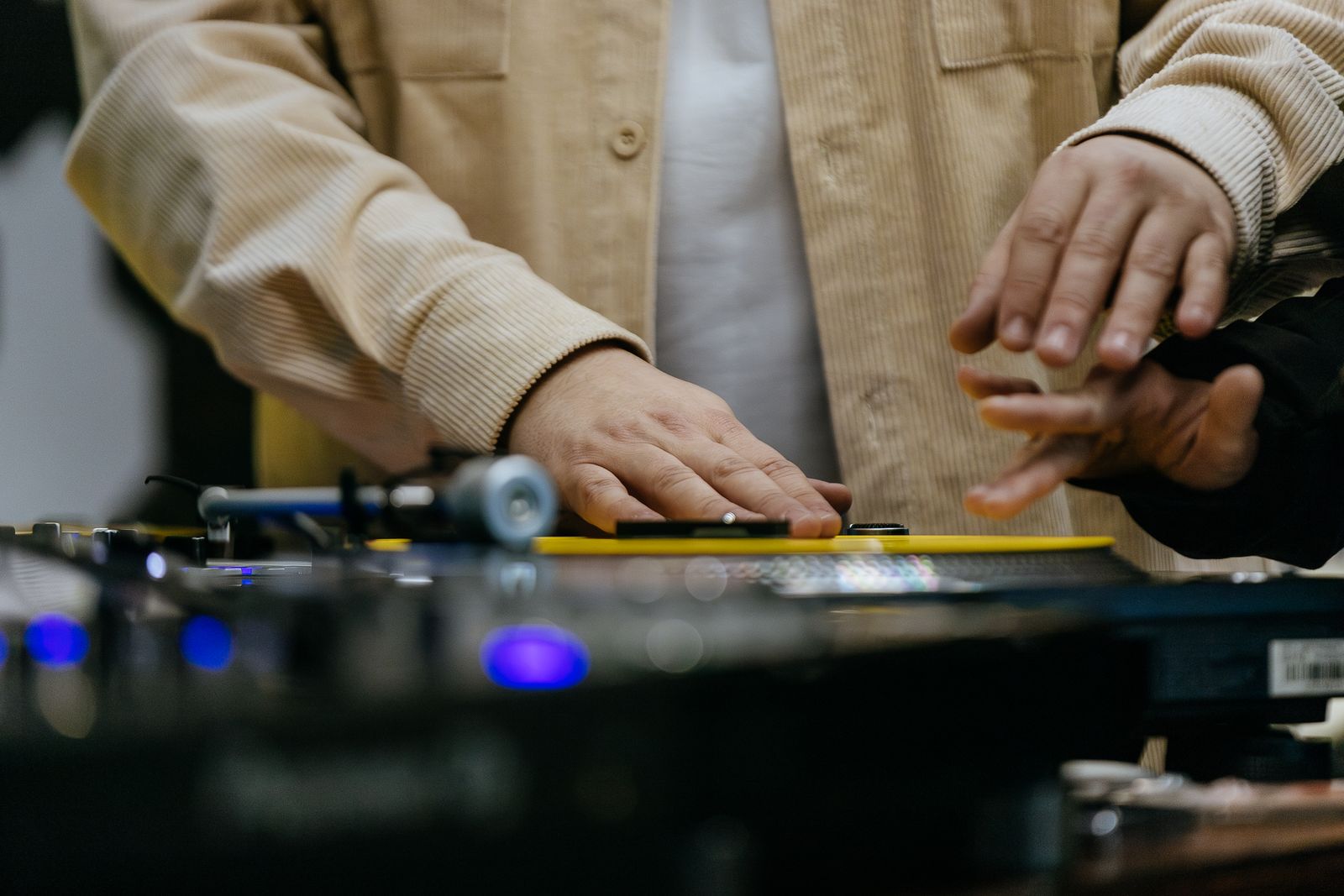 Руки на виниле во время занятия. Фото Scratch DJ School.