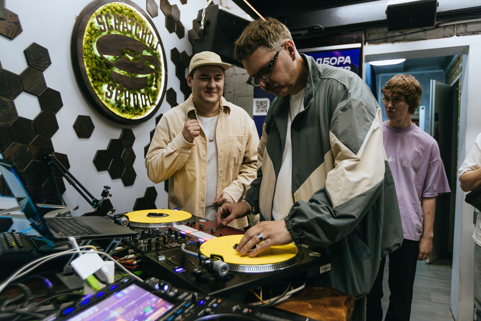 Занятие по скретчу в студии Scratch DJ School
