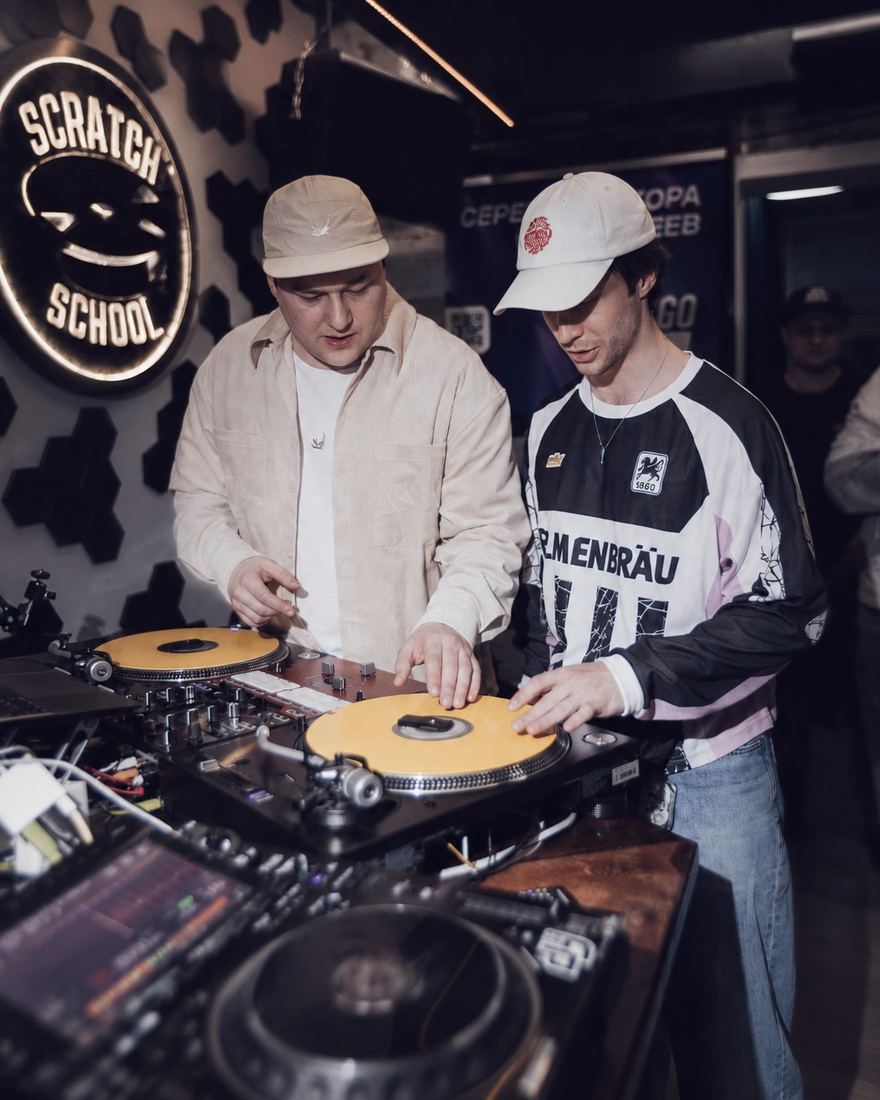 Урок скрэтча в студии Scratch DJ School: преподаватель ставит руку ученику