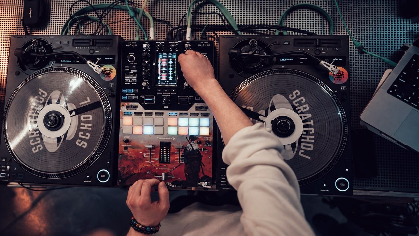 Скрэтч-сетап школы: две вертушки Pioneer CRSS-12 и микшер DJM-S11