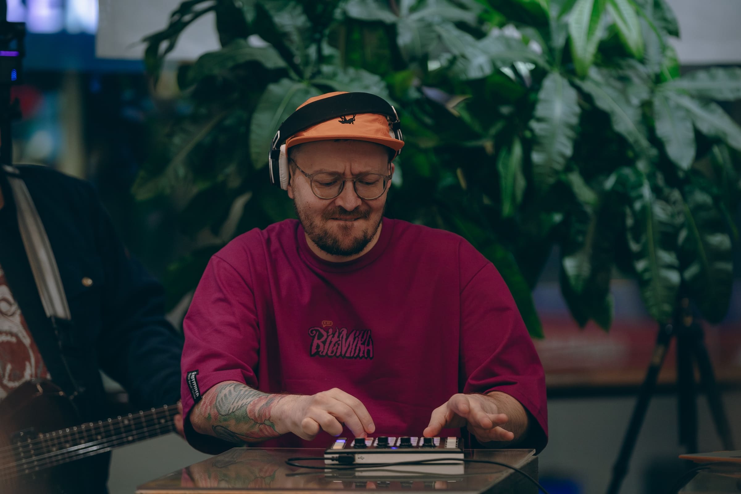 Moskvin играет ритм руками на контроллере