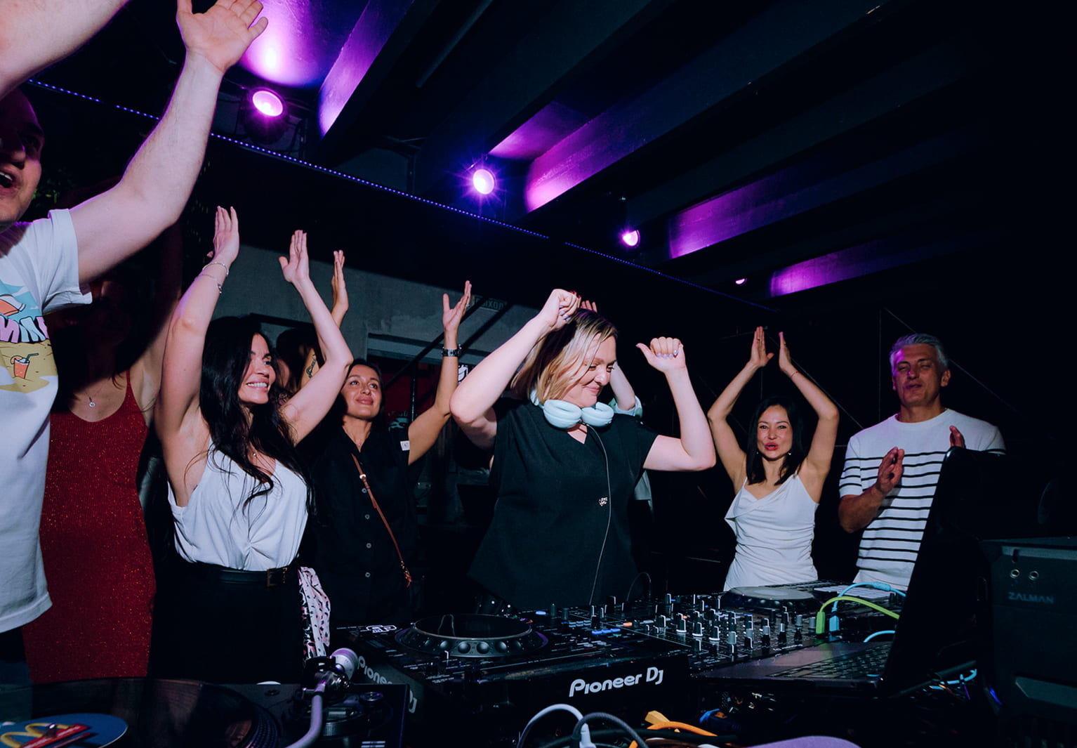 DJLOFT — диджей лофт в Москве, праздник за пультом