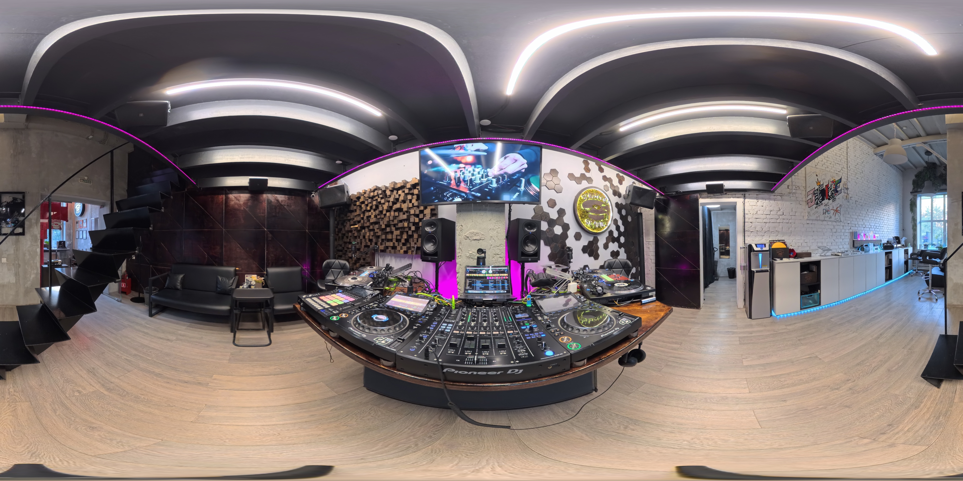 Основная студия Scratch DJ School
